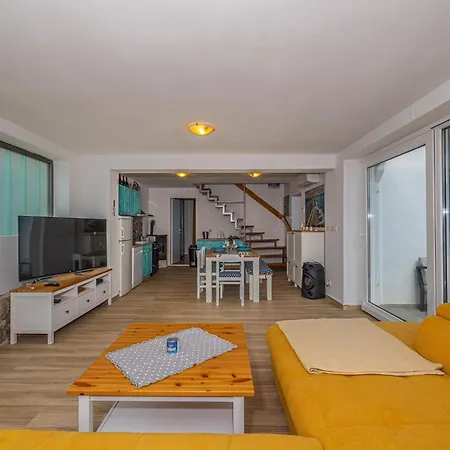 Feriehus Holiday Home With Pool In Klenovica *