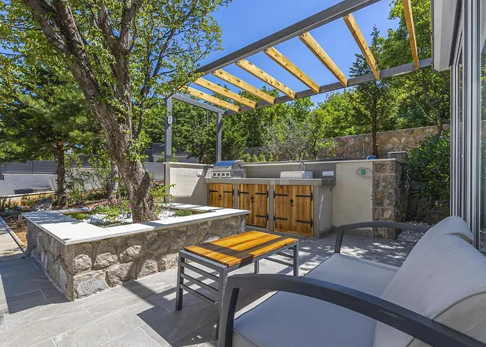Holiday Home With Pool In Klenovica